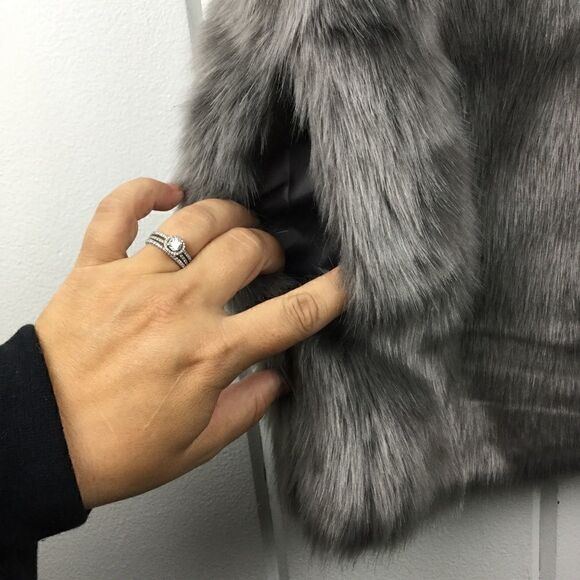 Forever 21 Gray Faux Fur Hook Front Vest S - Picture 5 of 9